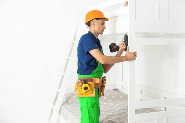 Por que empresas devem investir em montagem profissional de móveis?